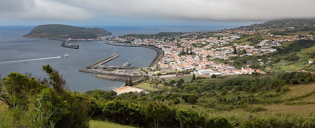 Vista de Horta desde el mirador de Nossa Senhora da Conceição, Isla de Fayal, Azores, Portugal, 2020-07-26, DD 13