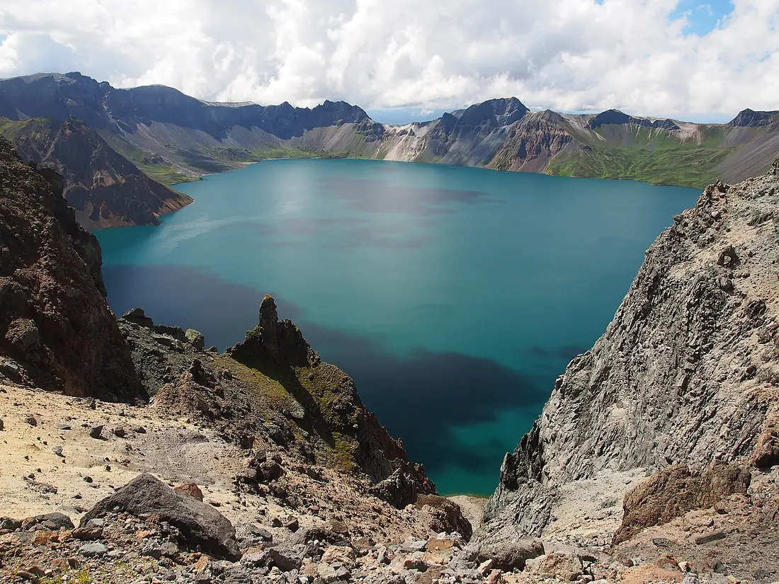 Changbaishan Tianchi view south from northern rim