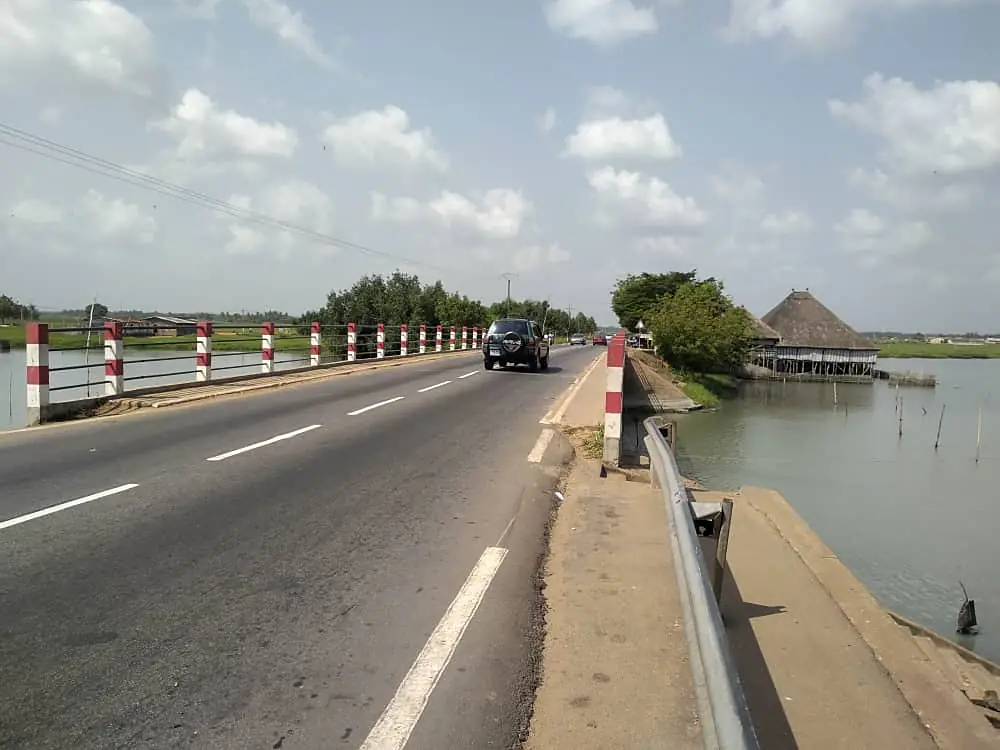 Aperçu sur le passage du pont sur le lac Ahémé en 2018