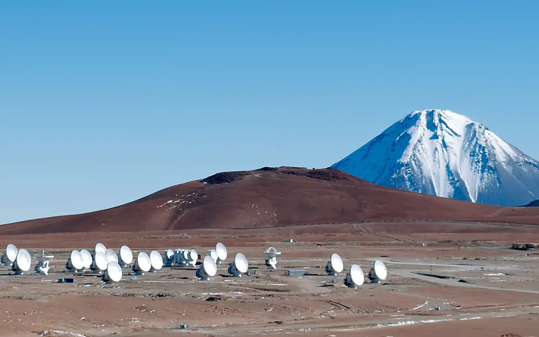 33 ALMA Antennas on Chajnantor (wallpaper)