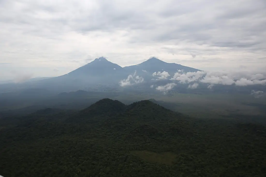 Mount Mikeno (DR Congo) and Mount Karisimbi (Rwanda), two extinct volcanoes in the Virunga mountain range. (19556231290)