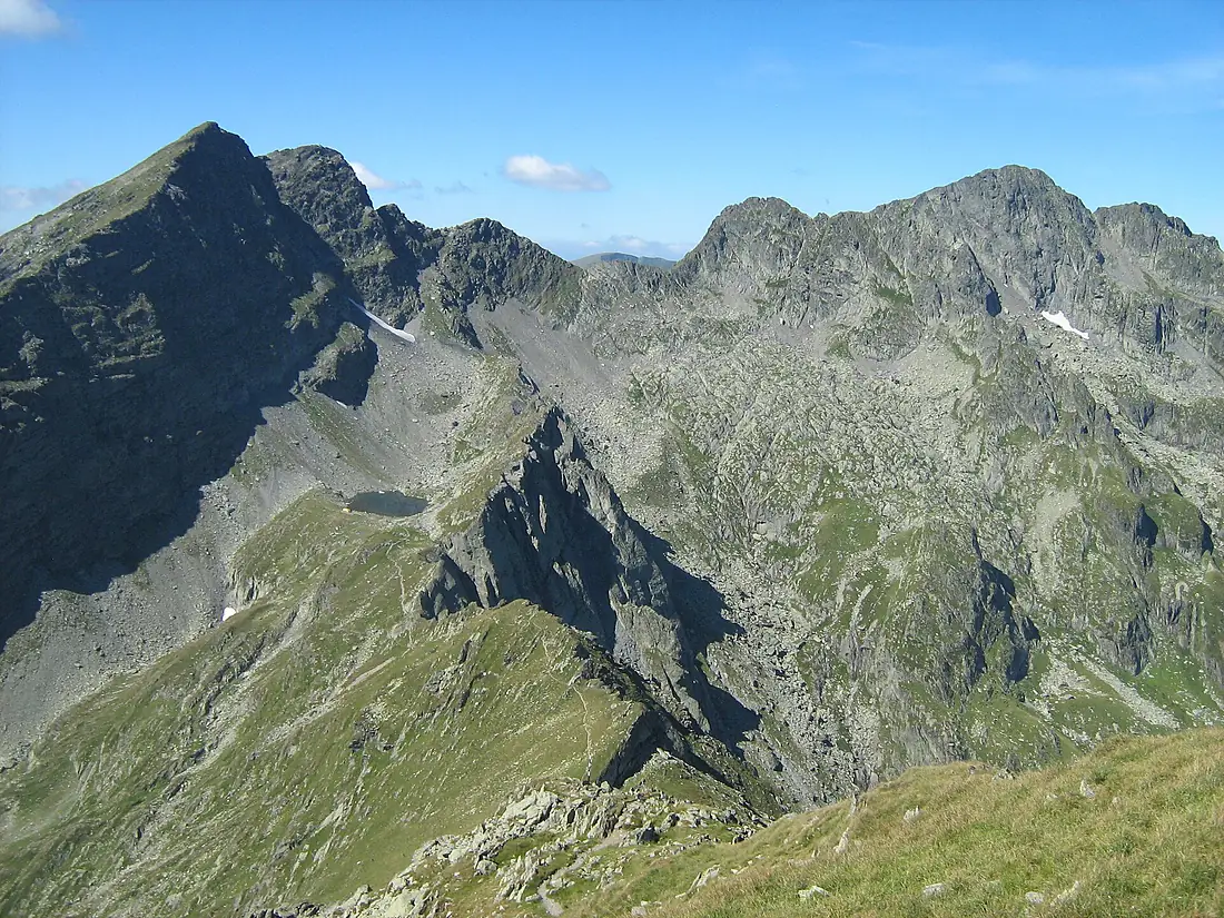 Caltun (stanga) si Negoiu (dreapta) vazuti de pe Vf. Laitel - panoramio