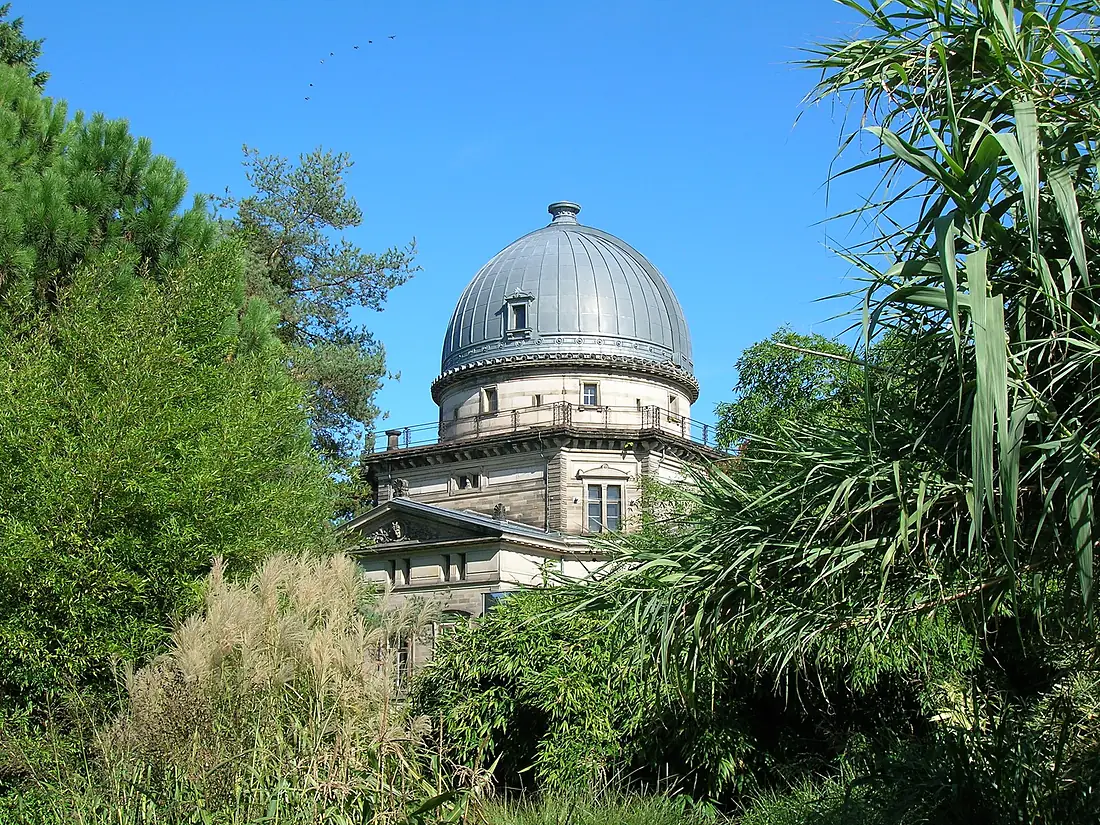 La grande coupole de l'observatoire de Strasbourg, vue depuis le jardin botanique de l'Université