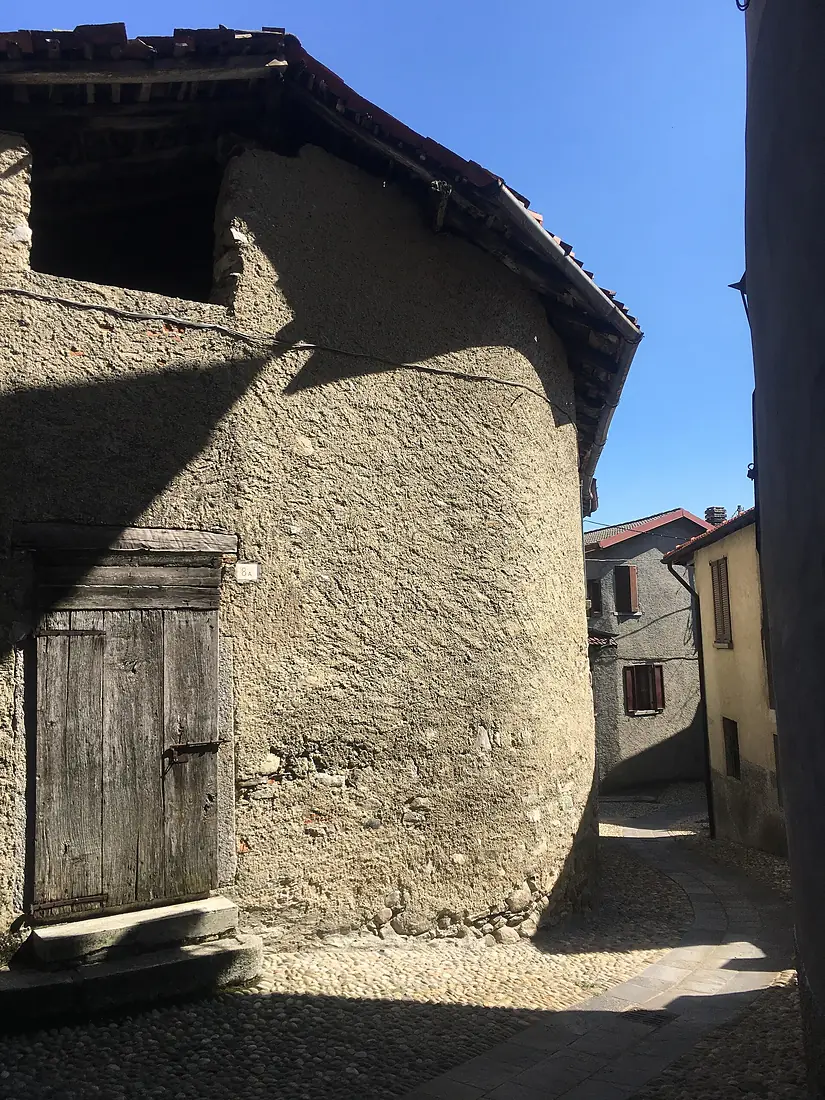 Sormano - abitazione in pietra in Via Francesco Rosso
