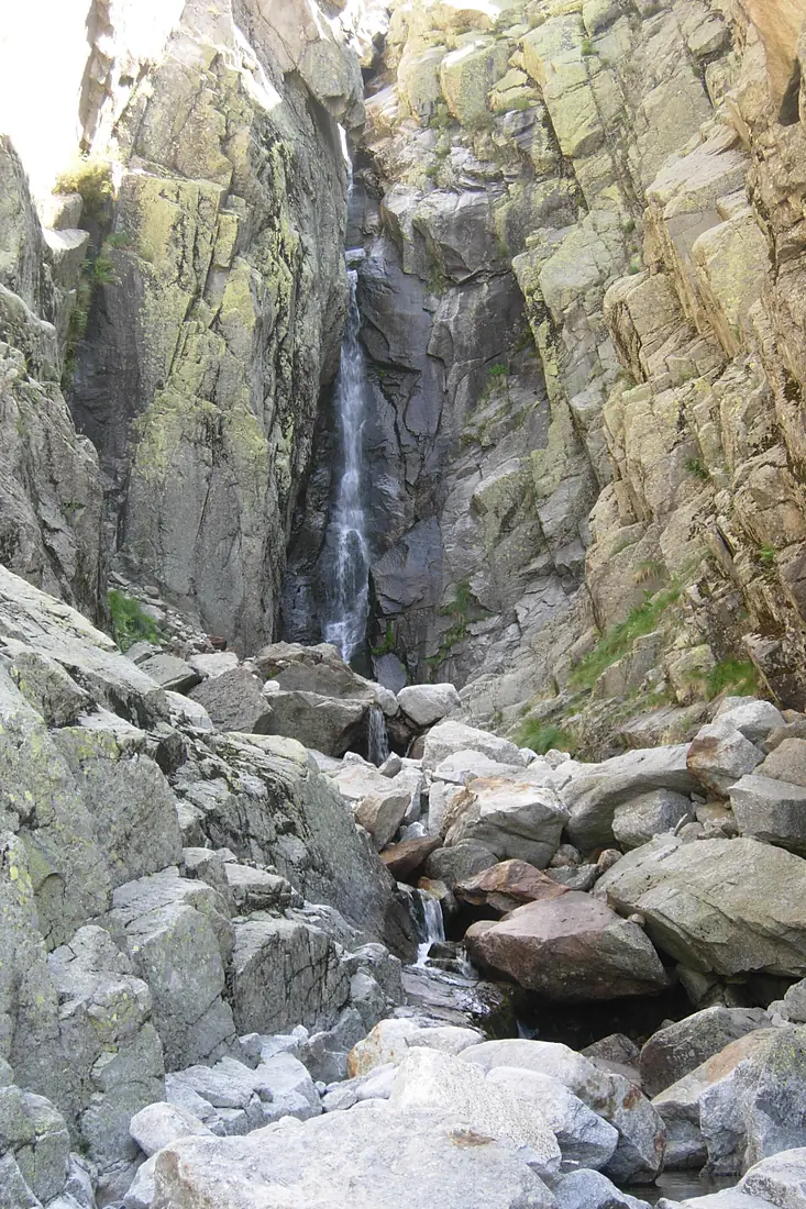 CASCADA EN VERTIENTE SUR DEL ALMANZOR - panoramio