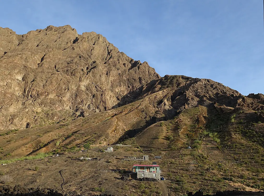 Cha das Caldeiras - Kraterrand mit Häusern am Pico do Fogo 