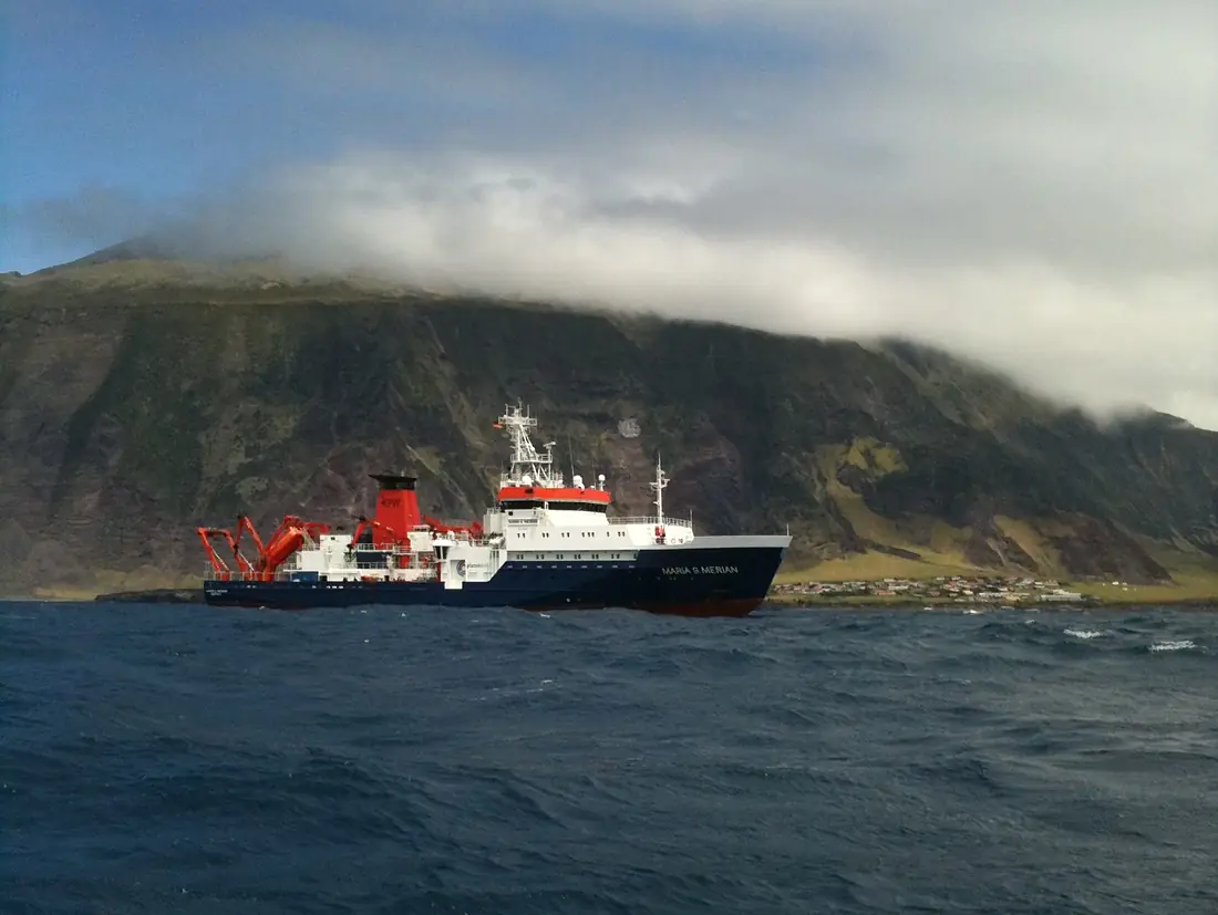 Maria S. Merian vor Tristan da Cunha