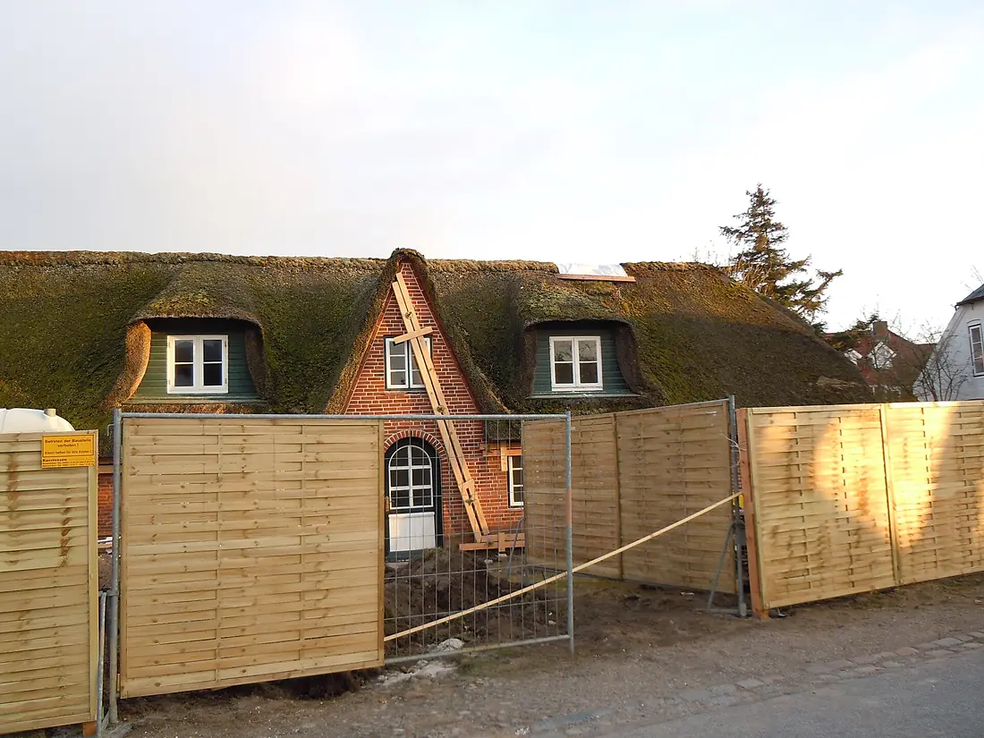 Baustelle vor Sylter Friesenhaus