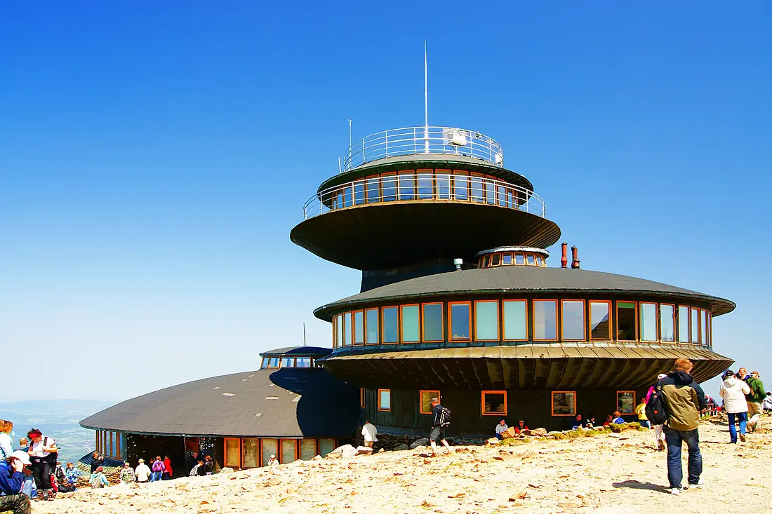 Karkonosze, Śnieżka, stacja meteorologiczna i restauracja