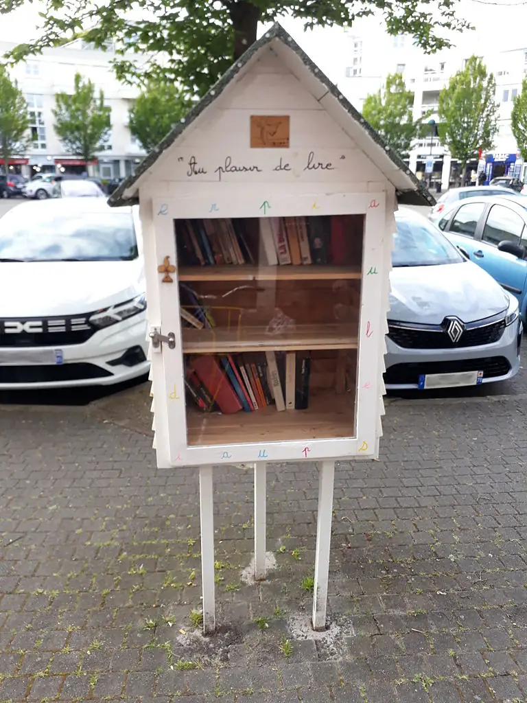 Montigny-le-Bretonneux - place Paul Claudel - boîte à livres
