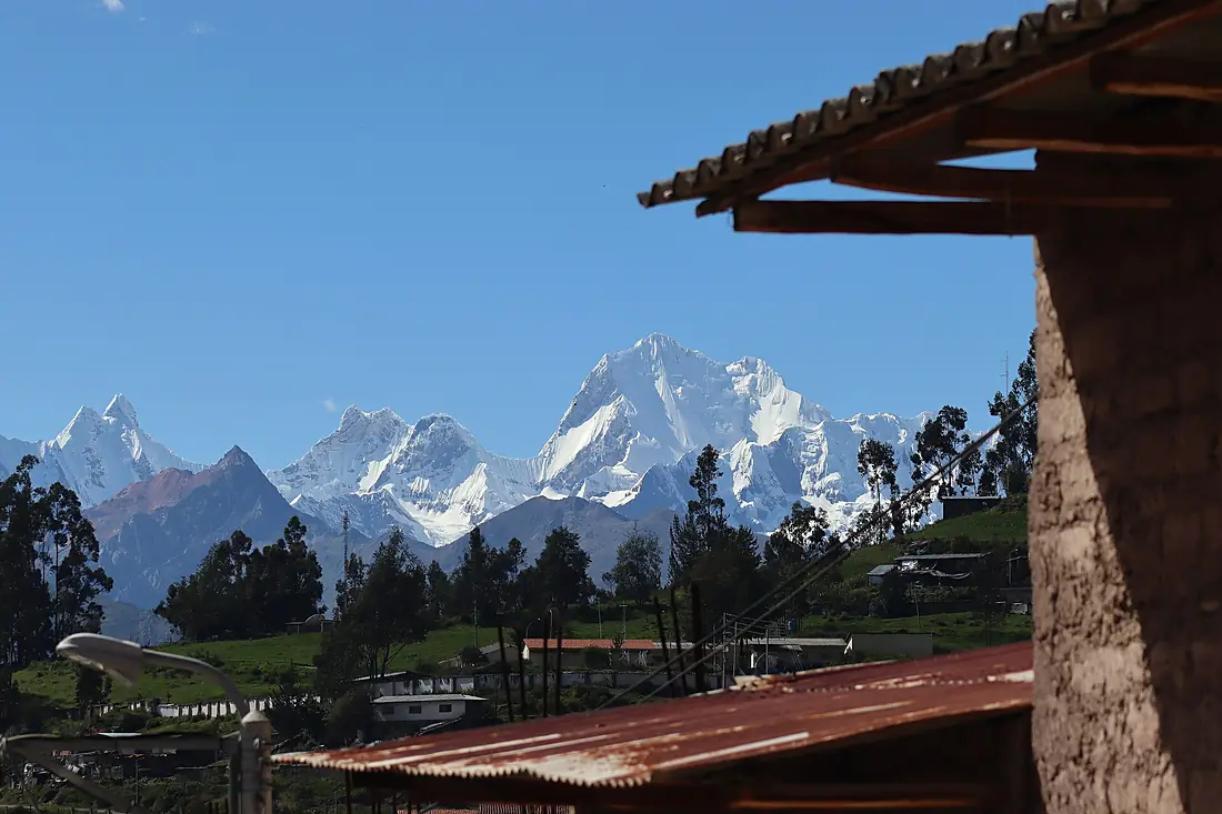 Nevado y montaña Yerupajá, vista desde Chiquián 02